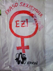 Affiche contre le sexisme. Signé par ERNAI, mouvement politique indépendantiste et communiste que l'ont a souvent vue dans les manifestations militantes.